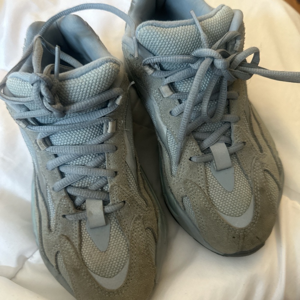 Hospital blue Yeezy 700